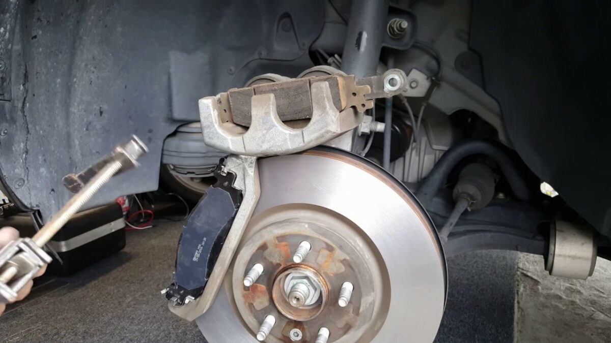 How to Change the Brake Discs and Pads on Your Van (2017 Ford Transit Custom)